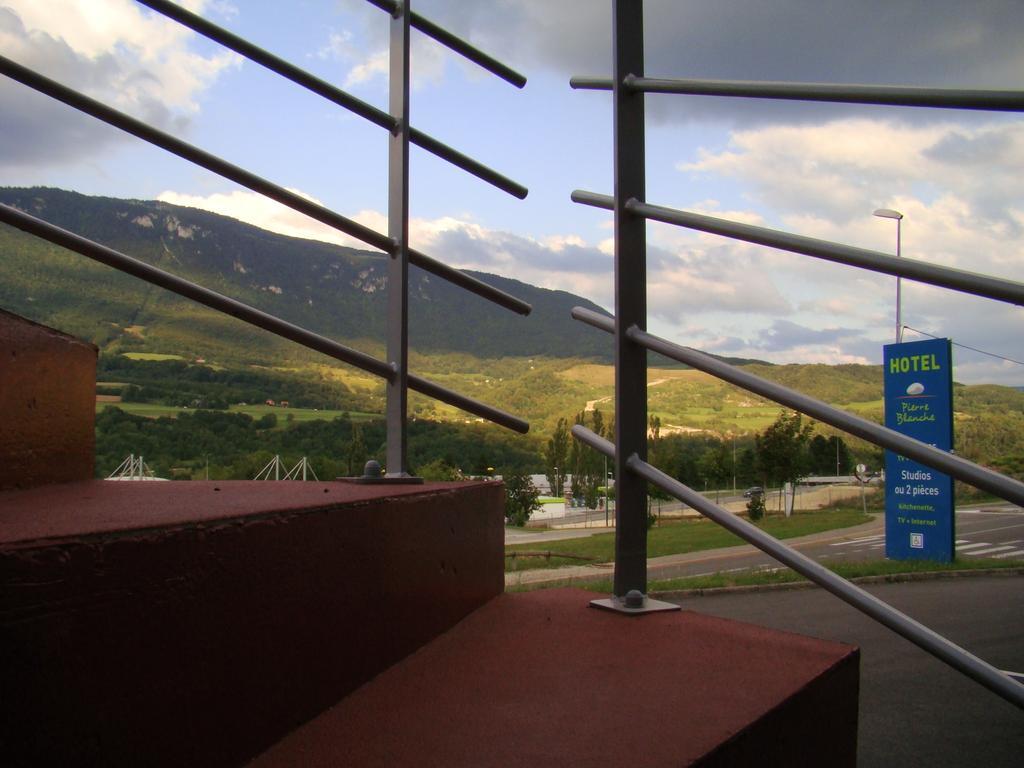 Hôtel Pierre Blanche Chatillon-en-Michaille Zimmer foto